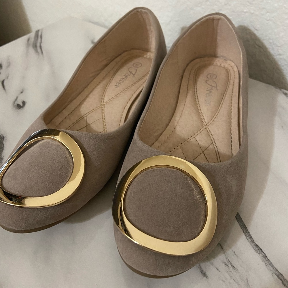 Nude flats with gold ring